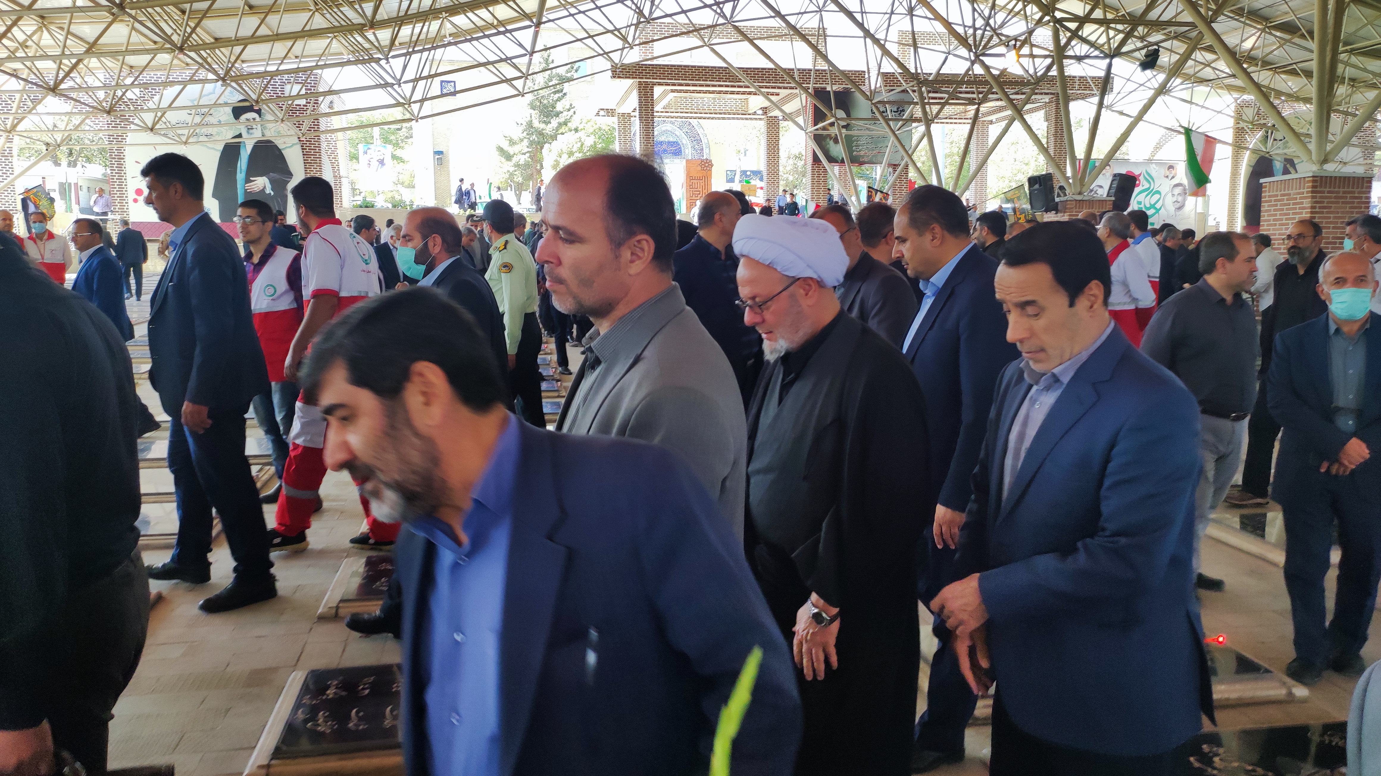 حضور جمعی از خادمین عشایر استان در مراسم غبار روبی مزار شهدا به مناسبت هفته دولت