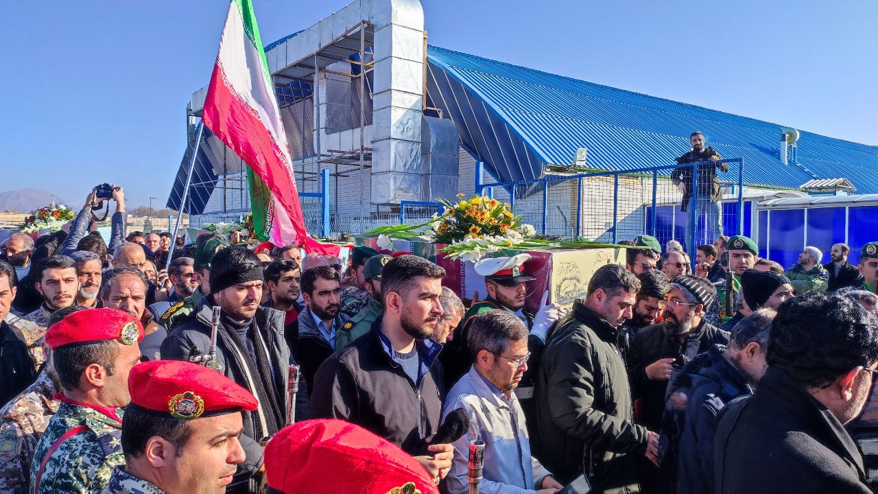 حضور جمعی از خادمین عشایر استان در مراسم استقبال از شهدای تازه تفحص شده