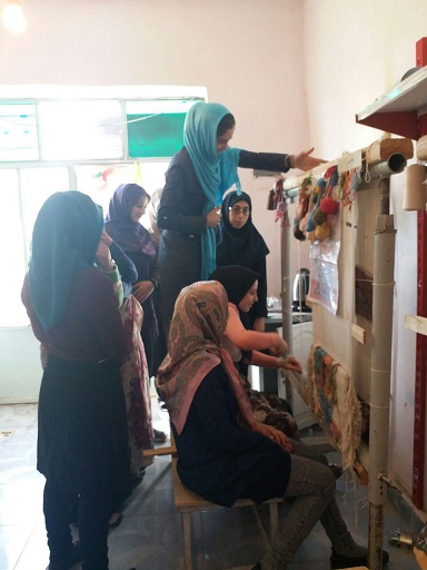 برگزاری دوره مهارت آموزی تابلو فرش در قشلاق عشایری دلاوران شهرستان کلیبر