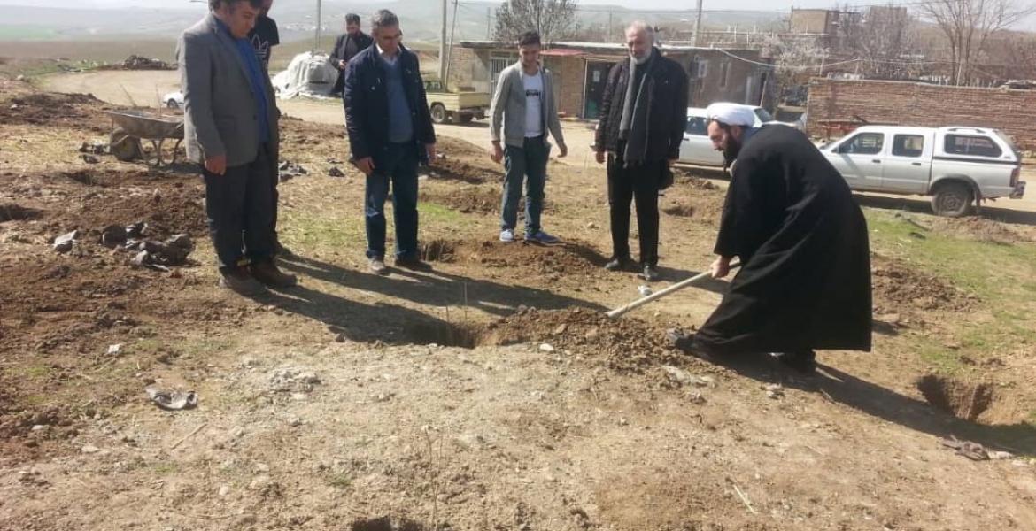 درختکاری در فضای سبز کانون جمعیتی سلین واقع در بخش آبش احمد شهرستان کلیبر